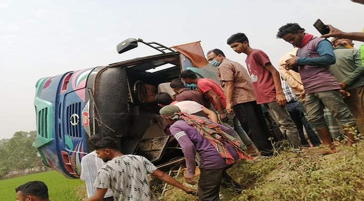 ঘোড়াঘাটে সড়ক দুর্ঘটনায় আহত ১৮