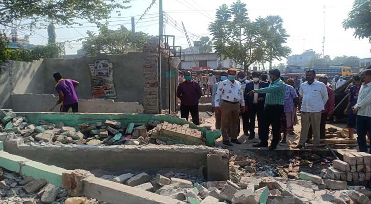 গোদাগাড়ীতে অবৈধ স্থাপনা উচ্ছেদে পৌরসভার অভিযান