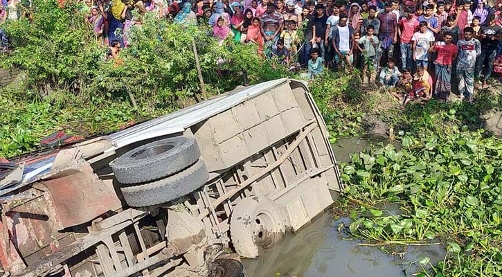 টুঙ্গীপাড়ায় নিয়ন্ত্রণ হারিয়ে বাস খালে, নিহত ৪