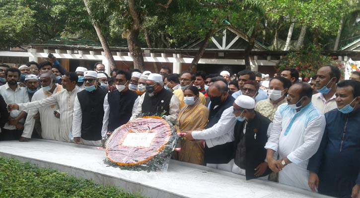 টুঙ্গিপাড়ায় জাতির পিতার সমাধিতে ধর্ম প্রতিমন্ত্রীর শ্রদ্ধা