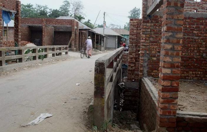 ঠাকুরগাঁওয়ে কালভার্টের মুখ বন্ধ করে প্রভাবশালীদের মার্কেট নির্মাণ