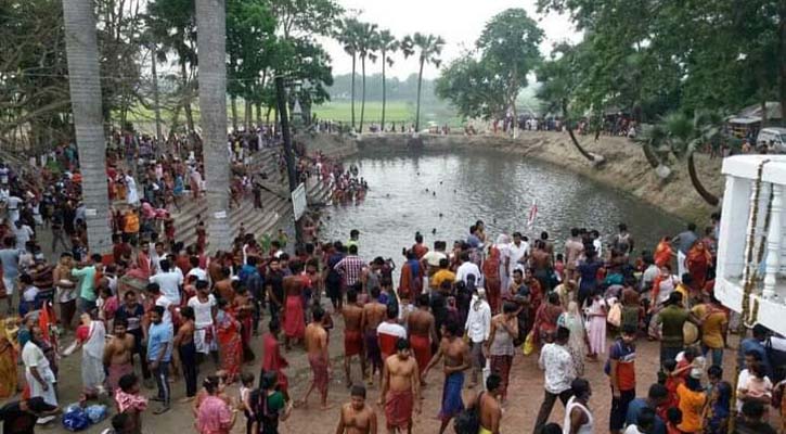 নিষেধাজ্ঞা অমান্য করে ওড়াকান্দিতে পূর্ণার্থীদের ঢল 