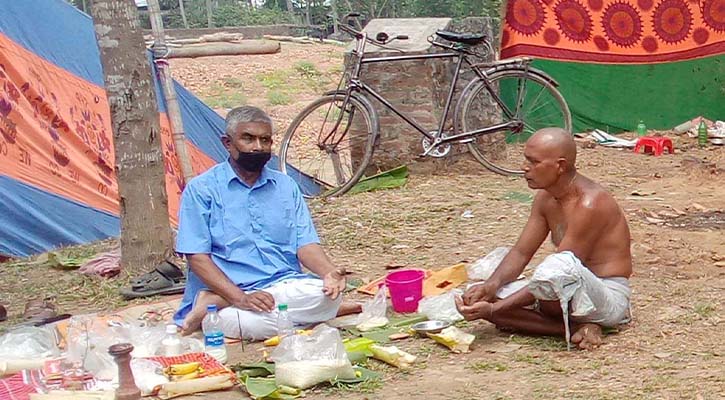 নবাবগঞ্জে সাস্থ্যবিধি মেনে সনাতন ধর্মালম্বীদের গঙ্গাস্নান অনুষ্ঠিত