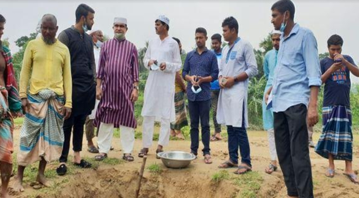 ফসলের মাঠে জলাবদ্ধতা দুরীকরনে পাইপ লাইন স্থাপন