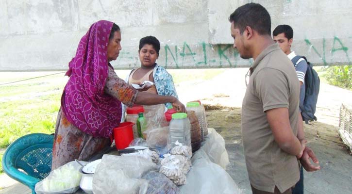 কারো কাছে হাতপাতি না ঝাল মুড়ি বিক্রি করি খাই