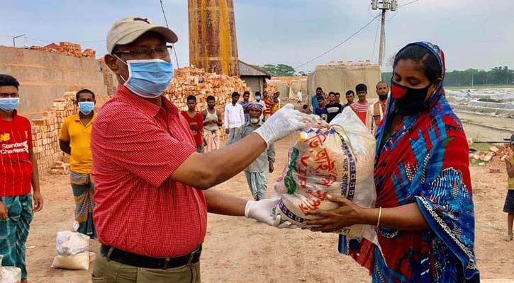 আমতলীতে শ্রমিকদের খাদ্য সহায়তা প্রদান