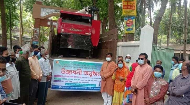 গৌরীপুরে ধান কাটার কৃষি যন্ত্র কম্বাইন হারভেস্টার বিতরণ