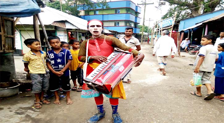 নেচে-গেয়ে গান শুনিয়ে আনন্দ দেওয়ায় গায়েনের কাজ