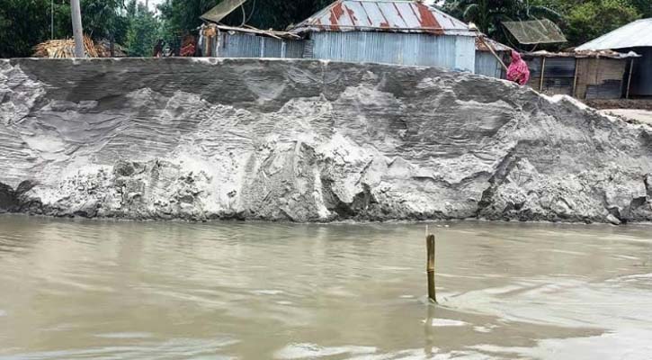 বন্যার আগেই বাঁধের ধস, ভাঙ্গন আতঙ্কে দিশেহারা কুটিরপাড়ের মানুষ