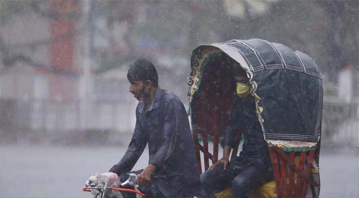 টানা বৃষ্টিতে ঢাকায় কমেছে গরম