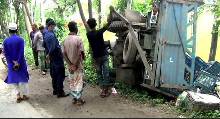 আম বোঝাই ট্রাক গাছের সাথে ধাক্কা লাগায় ব্যবসায়ী নিহত   