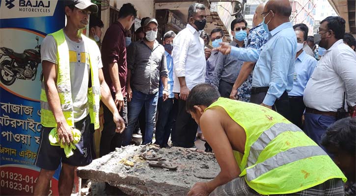 ড্রেন-নর্দমা পরিষ্কার কার্যক্রম পরিদর্শনে মেয়র তাপস