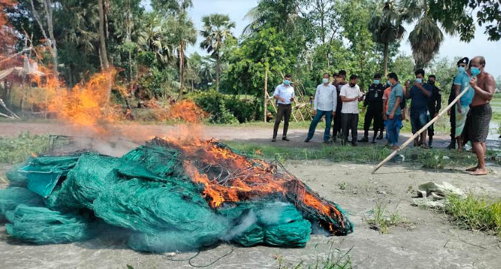 পুড়িয়ে ফেলা হলো ১০ হাজার মিটার চায়না জাল