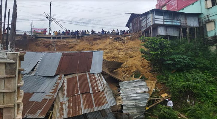 রাঙ্গামাটিতে মাটি ধসে ভেঙ্গে পড়লো ৫টি দোকান