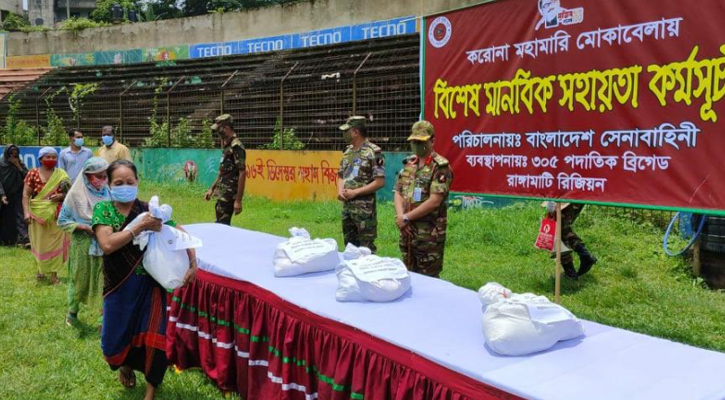 রাঙ্গামাটিতে ২ শতাধিক পরিবারে সেনাবাহিনী ত্রাণ বিতরণ