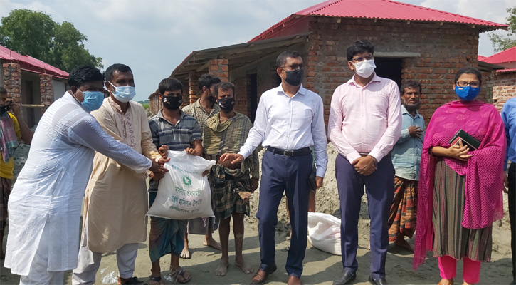 আশ্রয়ান প্রকল্পের কাজ পরিদর্শন করেন জেলা প্রশাসক