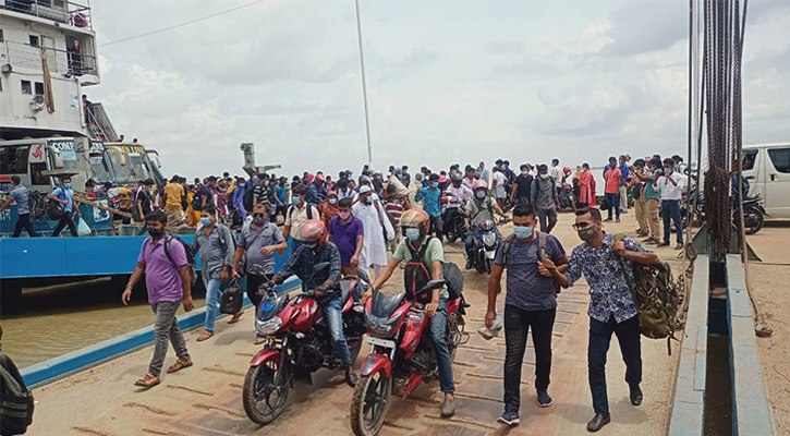 আজও কঠোর লকডাউন উপেক্ষা করে জনসমুদ্র শিমুলিয়া ঘাটে 