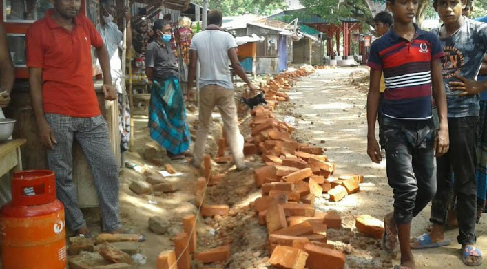 নিম্নমানের সামগ্রী দিয়ে সড়ক নির্মাণের অভিযোগ    