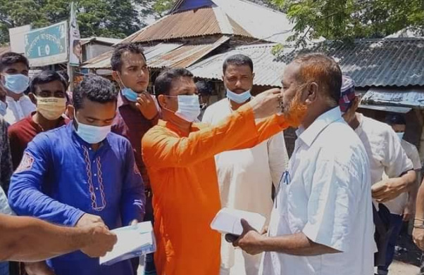 সেচ্ছাসেবক লীগের প্রতিষ্ঠা বার্ষিকীতে মাস্ক ও খাবার বিতরণ