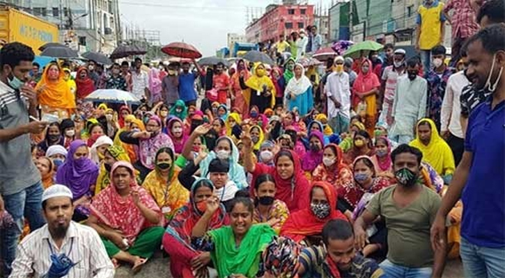 পোশাক কারখানা বন্ধের ঘোষণায়,গাজীপুরে শ্রমিকদের সড়ক অবরোধ