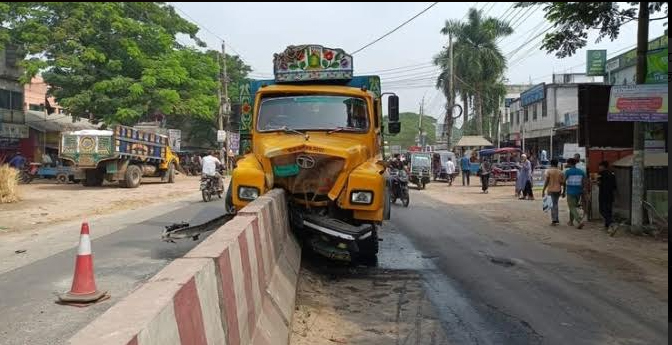 দুর্ঘটনা রোধে নির্মিত রোড ডিভাইডারই এখন মৃত্য ফাঁদ 