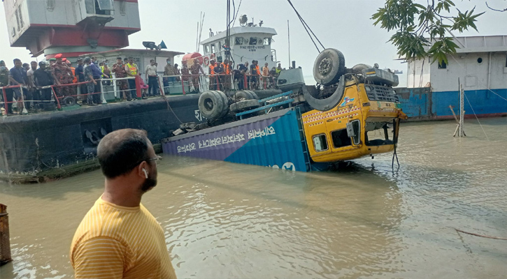 পাটুরিয়ায় ফেরি ডুবি :  আরো ১টি কভার্ডভ্যান উদ্ধার