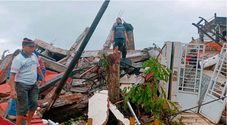 হাসপাতালের কর্মচারীরা ধ্বংসস্তূপের নিচে আটকা, নিহত বেড়ে ৩৪