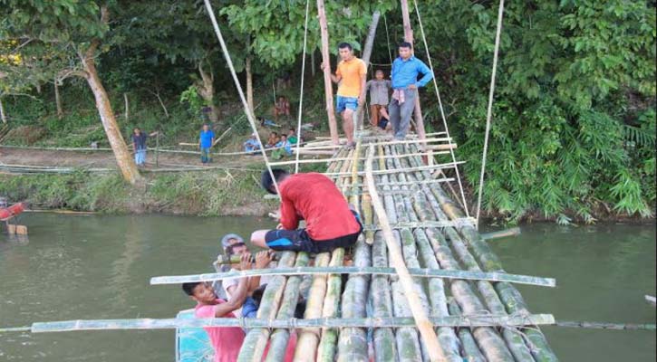 নেই সেতু, বাঁশের সাঁকো দিয়ে পারাপার