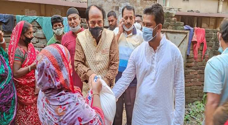 ঘরে ঘরে খাবার পৌছে দিচ্ছেন এমপি বাবলা