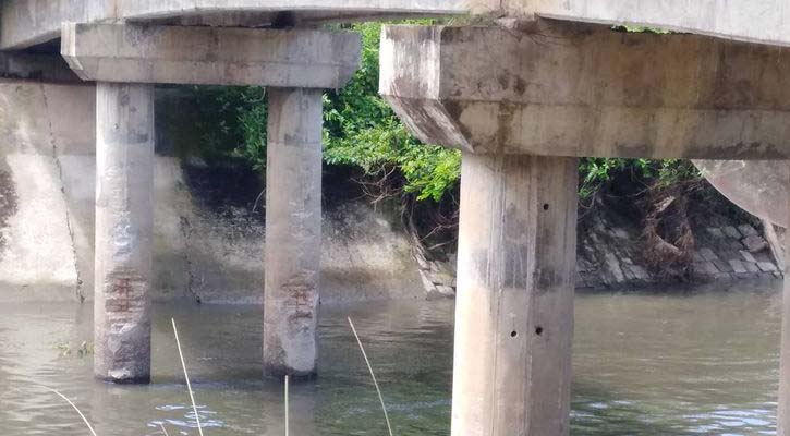 শ্রীপুরে বালুবাহী ট্রলারের ধাক্কায় ঝুঁকিতে সেতু