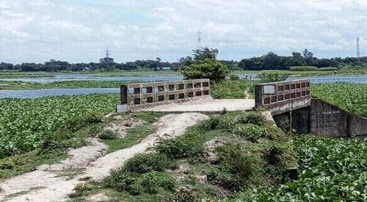 নরসিংদীতে সংযোগ সড়ক না থাকায় কাজে আসছে না দুই সেতু