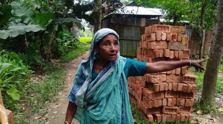 চল্লিশ বছরেও কারেন্টের আলোর মুখ দেখেনি বিধবা ফিরোজা