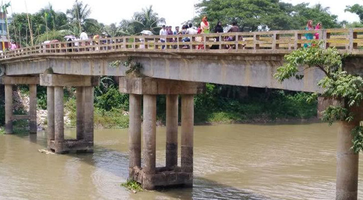 শ্রীপুরে বালুবাহী ট্রলারের ধাক্কায় ভেঙ্গে গেছে সেতুর পিলার