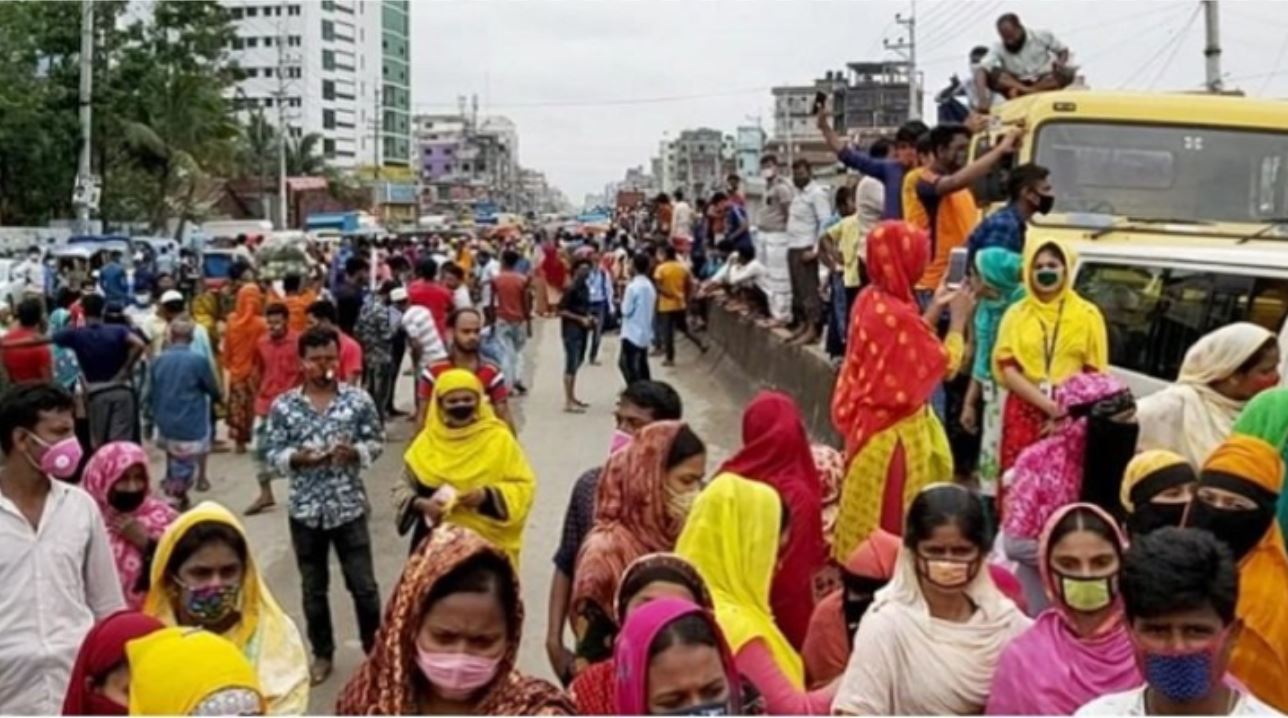 বকেয়া বেতনের দাবিতে পোশাক শ্রমিকদের সড়ক অবরোধ