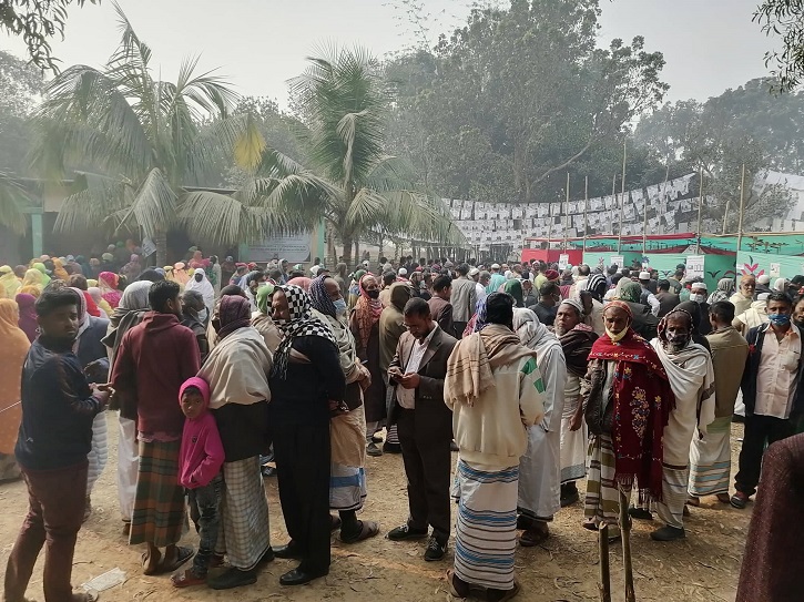 কিছু ভোটারদের মুখে মাস্ক থাকলেও নেই সামাজিক দূরত্ব