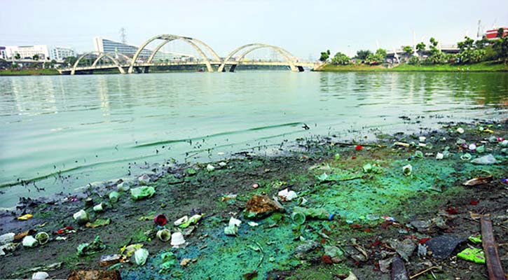 হাতিরঝিলের পরিবেশকে বিষিয়ে তুলছে ফাস্টফুডের ময়লা-আবর্জনা