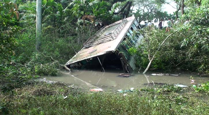 নাটোরে যাত্রীবাহী বাস নিয়ন্ত্রণ হারিয়ে খাদে, নিহত ২