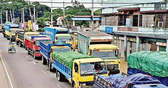 আটকা পড়েছে ১০ হাজার পণ্যবাহী ট্রাক