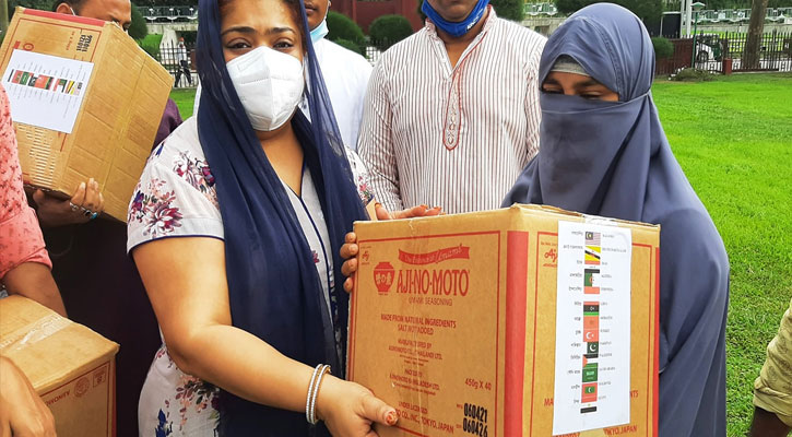 অসহায় মানুষের মাঝে ঈদ উপহার বিতরন করলেন কানতারা খান