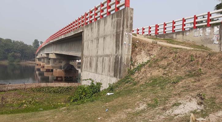 নড়াইলে সেতু  সড়কের অভাবে চালু হয়নি!!