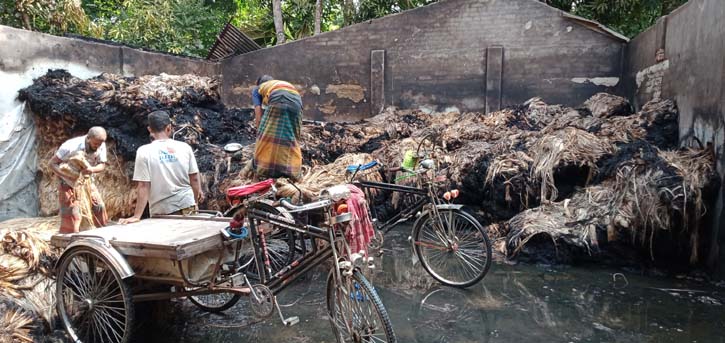 কাশিয়ানীতে পাটের গুদামে আগুন, ৩০ লক্ষ টাকার ক্ষতি