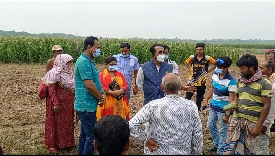 শুক্রবার বিকেলে প্রায় ঘন্টাব্যাপি এই শিলাবৃষ্টি হয়