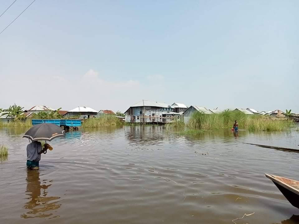 শিবচরে বন্যার পানিতে দুর্ভোগে চরাঞ্চলের মানুষ