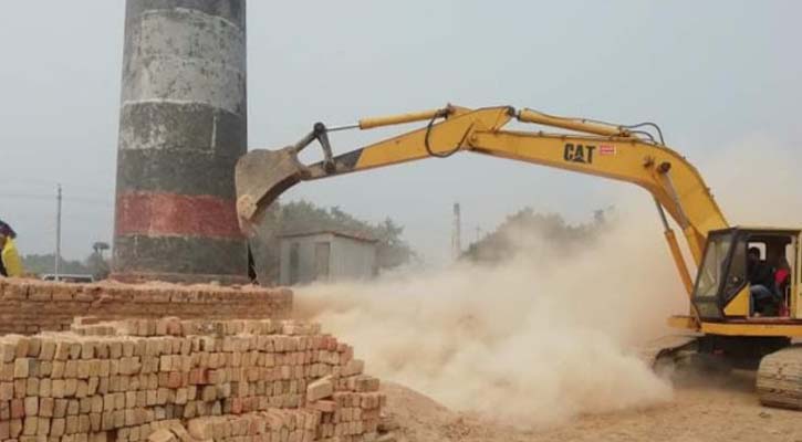 ফরিদপুরে গুড়িয়ে দেয়া হলো দুই ইটভাটা 