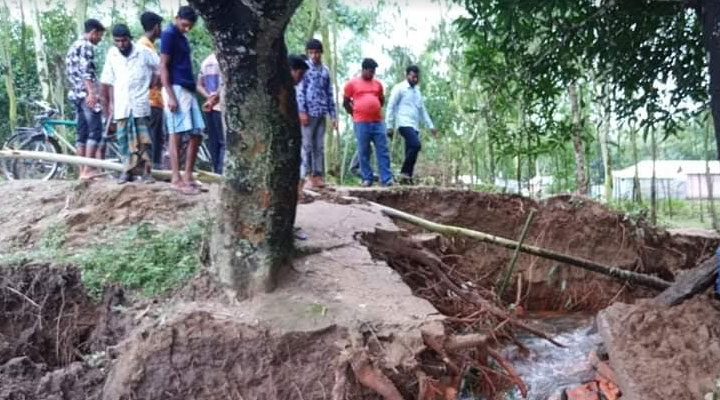 তেঁতুলিয়ায় ভারী বর্ষণে ভেঙ্গে পড়লো কালভার্ট