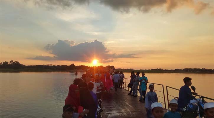 টিটা ভাসমান সেতুটি এখন পর্যটন কেন্দ্র