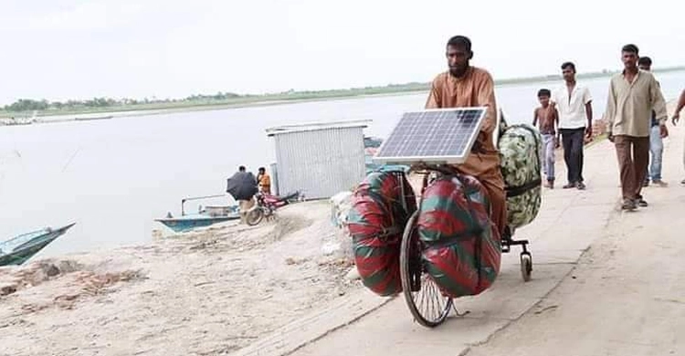 জলে-স্থলে সাইকেল চালিয়ে তাক লাগালেন সাইফুল