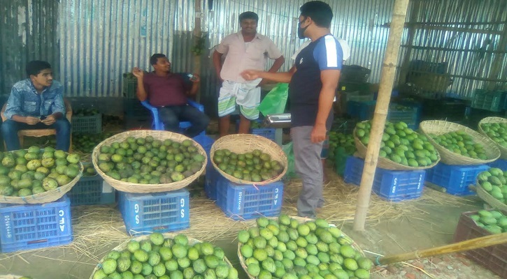 ঠাকুরগাঁওয়ে এবার জমেনি ফলের বাজার