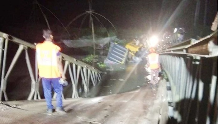 টাঙ্গাইলে বেইলি ব্রিজ ভেঙে ট্রাক নদীতে, যান চলাচল বন্ধ