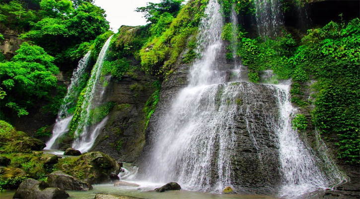 একদিনেই ঘুরে আসুন নাপিত্তাছড়ার ৪ ঝরনা